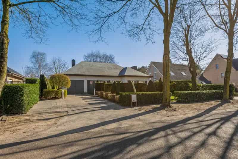Ruime woning 4 slaapkamers groot weiland 1700m2