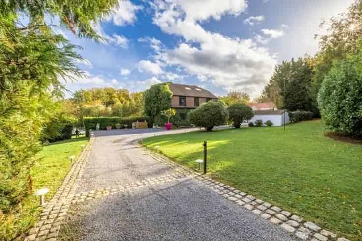 Villa Te Koop Nabij Brussel: 6 Slaapkamers, Zwembad, Bijgebouw