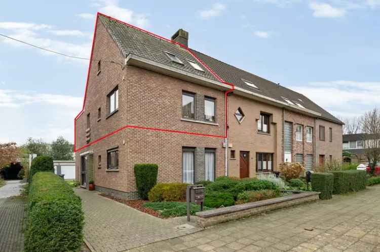 Gebouw met twee appartementen en twee garages te Mortsel!