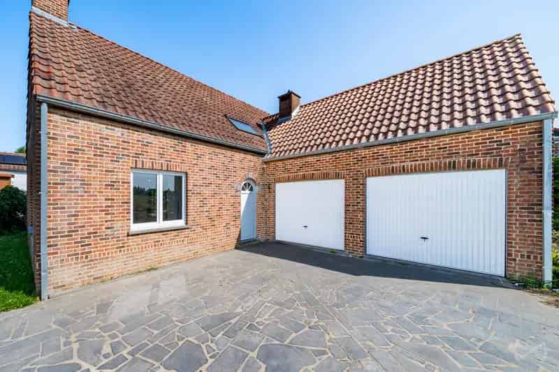 Huis te koop in Steenkerque: 3 slaapkamers, tuin en garage