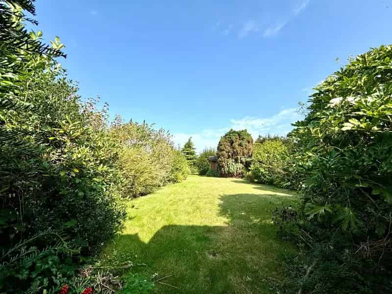 Halfopen Woning 3 Slaapkamers Ruime Tuin 2 Garages