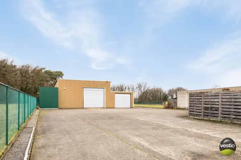 Ruime Villa met Werkplaatsen 430m2 12 Hectare