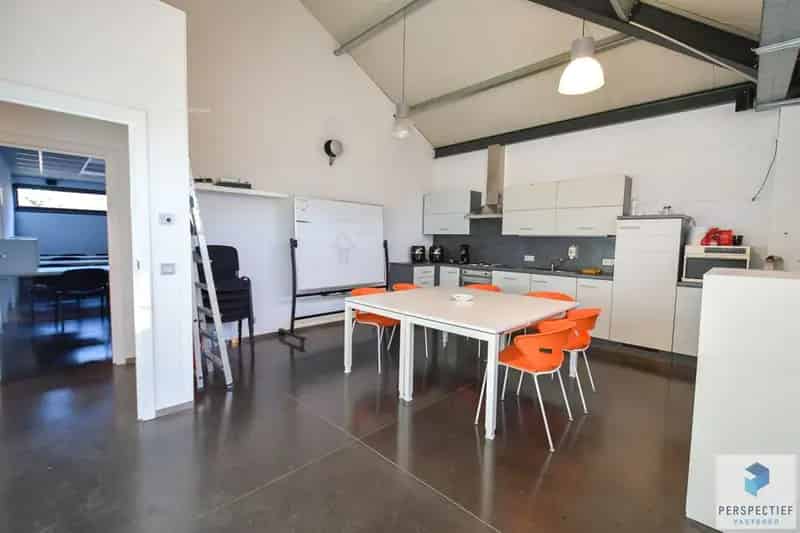 Handelspand te huur Beernem - 685m² Bedrijfsgebouw met 11 Kantoren