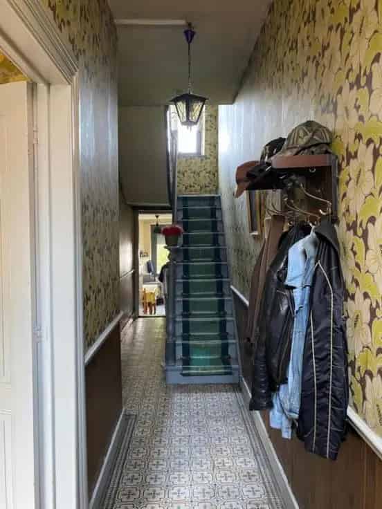 Huis Te Koop: Inkomhal, Woonkamer, Keuken, 2 slaapkamers, Tuin en Kelder