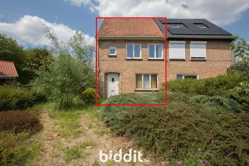 TE RENOVEREN WONING MET GROTE TUIN 888M2