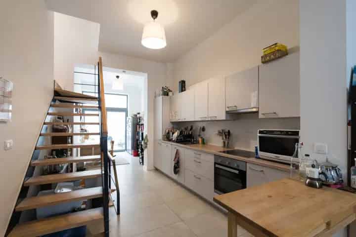 Gerenoveerde woning met studio te huur 4 slaapkamers