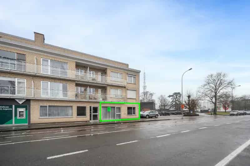 Appartement te huur Roeselare: gelijkvloers met handelsruimte en parking