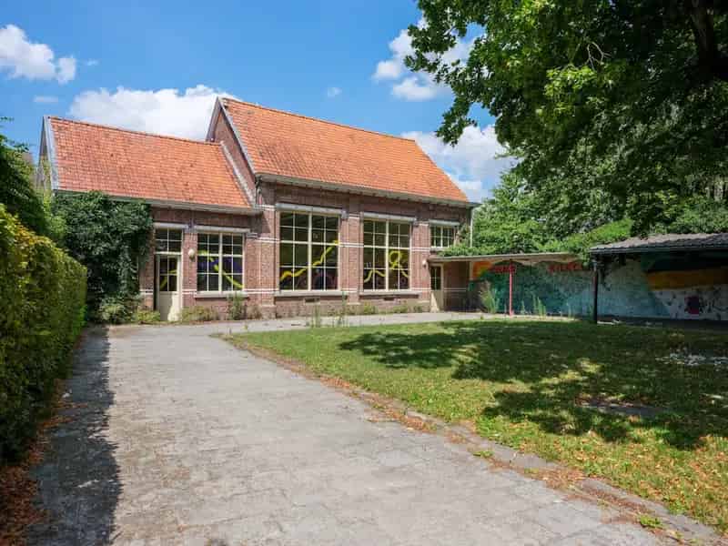 Grond te koop Bellem: Oude school met veel potentieel