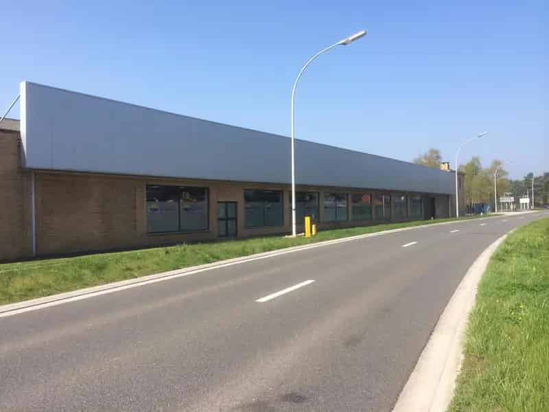 GENK TE HUUR Grote bedrijfshal Kantoor Conciërgewoning