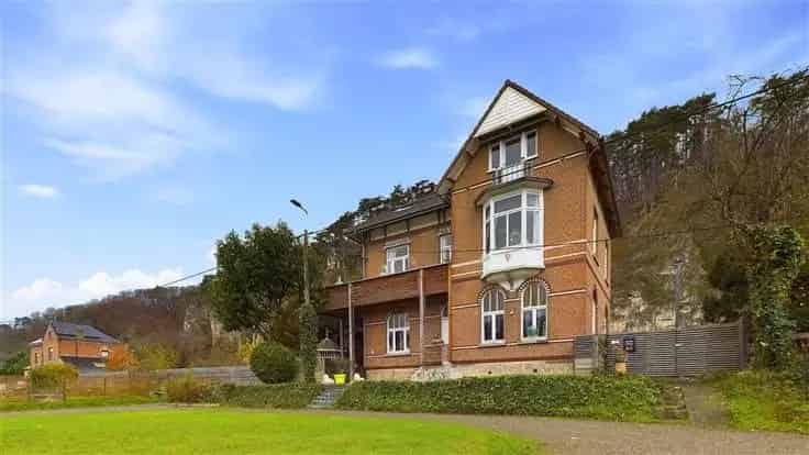 Huis Te Koop Maas: Ruime Villa met Airbnb en Tuin