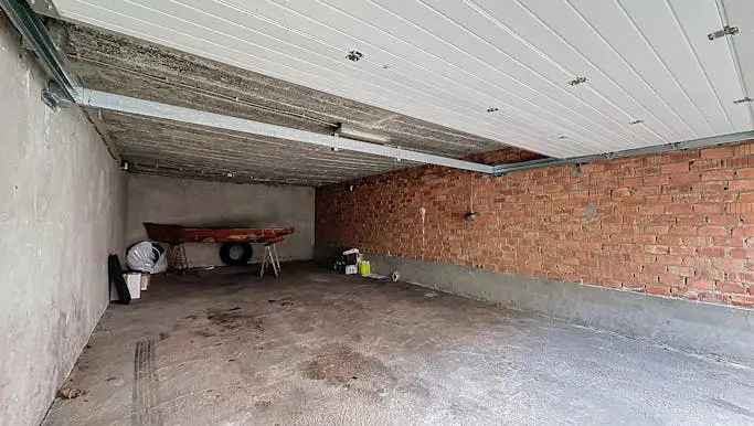 Garagebox te koop in Merksem met ruime opslagruimte