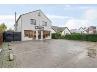 Handelspand te koop Wuustwezel 8 parkeerplaatsen appartement