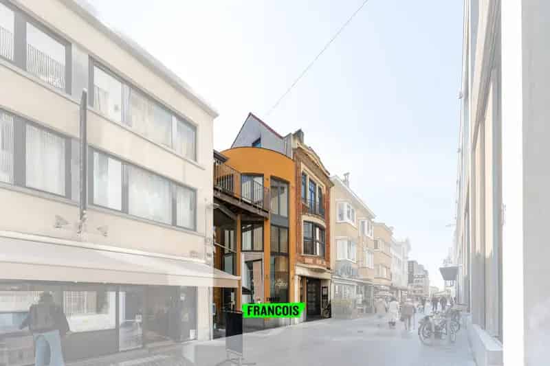 Handelspand met Triplexwoonst Oostende Centrum
