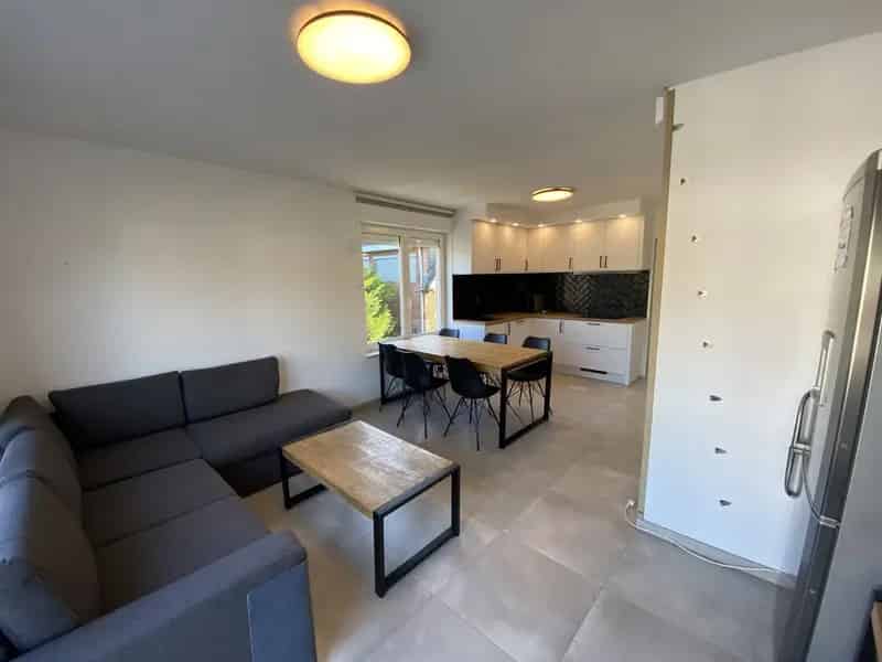 Recent gerenoveerd appartement met zonneterras te Olen