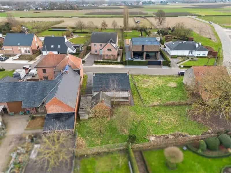 Te renoveren gezinswoning met bouwgrond
