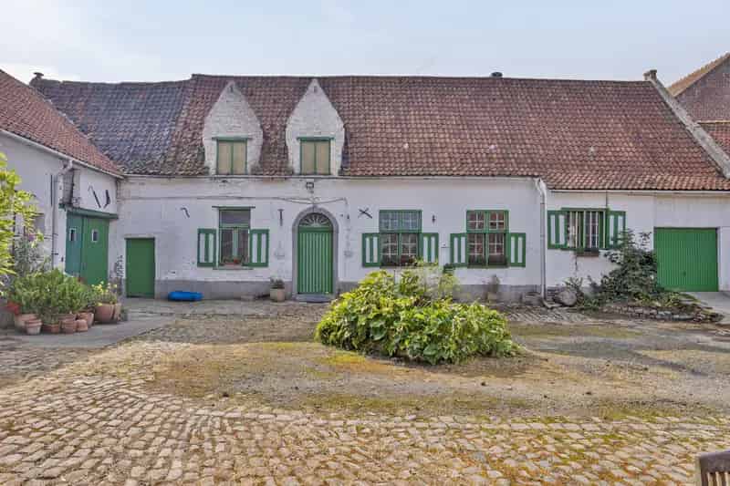 Vierkantshoeve te koop met paardenfaciliteiten