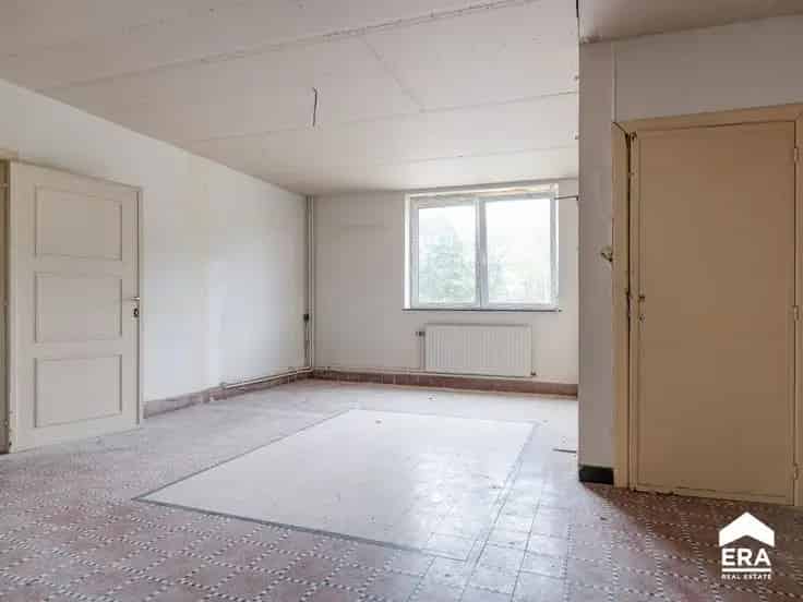 Huis Te Koop: Renovatieproject met 5 slaapkamers en grote loods