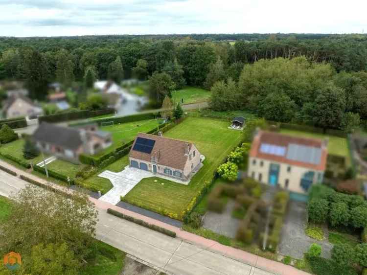 Woning met 4 slpkrs en royale tuin op een perceel van 1638 m²