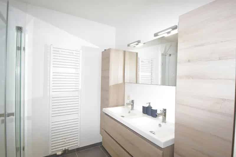 Modern 2-Slaapkamer Appartement te Oevel - Ruim Terras en Garagebox