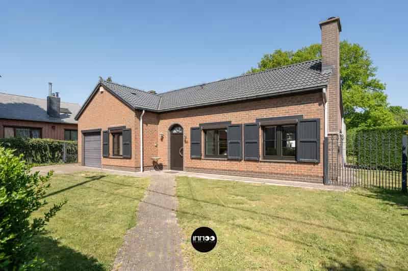 Lichtrijke Bungalow te Koop met Loods en Recente Renovaties