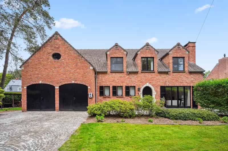 Villa te koop: Ruime gezinswoning met 4 5 slaapkamers en tuin