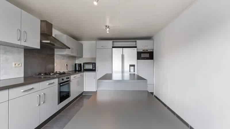 Huis te koop Maasmechelen: Rustige woning met zwembad en garages