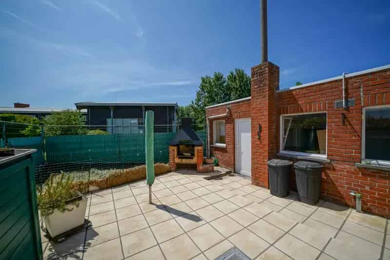 Ruime halfopen woning te Mariakerke met garage en zonnig terras