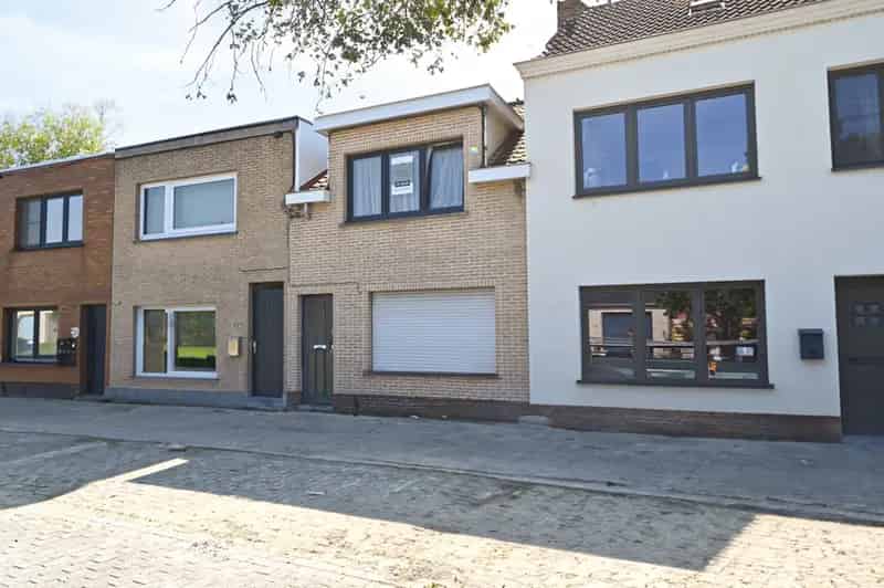 Te renoveren stadswoning met tuin nabij strand