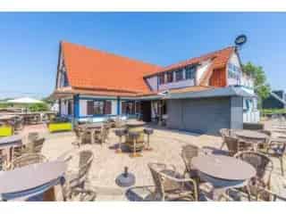 Handelspand met Woonst te Koop Maaseik