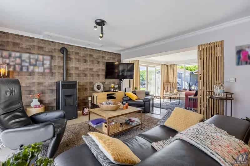 Instapklare open bebouwing met tuin op het zuidwesten en 4 slaapkamers