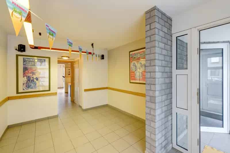 Huis te koop Zemst: Commercieel pand met duplex appartement