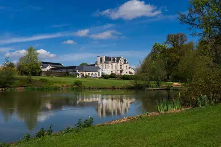 Landgoed te La Natoye - Groot Familiehuis met Bijgebouwen
