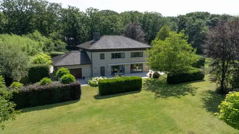 Huis te huur: Exclusieve villa 5648m² met 3-4 slaapkamers en dubbele garage