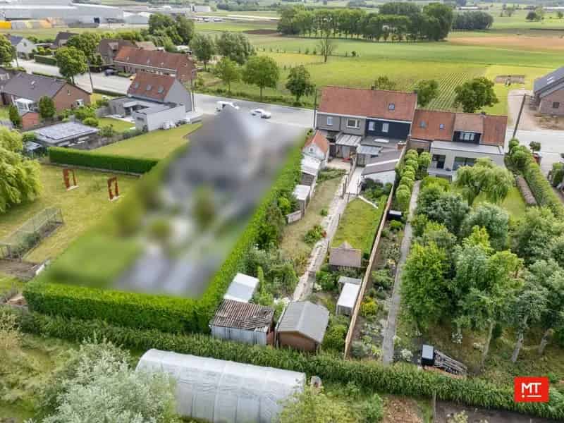 Op te frissen halfopen woning met 4 slaapkamers, tuin en garage