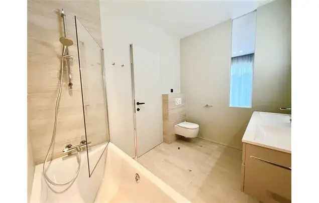 Huur 3 slaapkamer appartement van 206 m² in Brussels