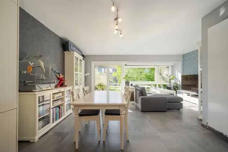 Centraal gelegen 3-slaapkamer appartement met parking te koop