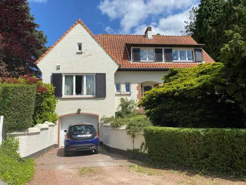 Rustig Gelegen Villa 5 Slaapkamers Nabij Openbaar Vervoer
