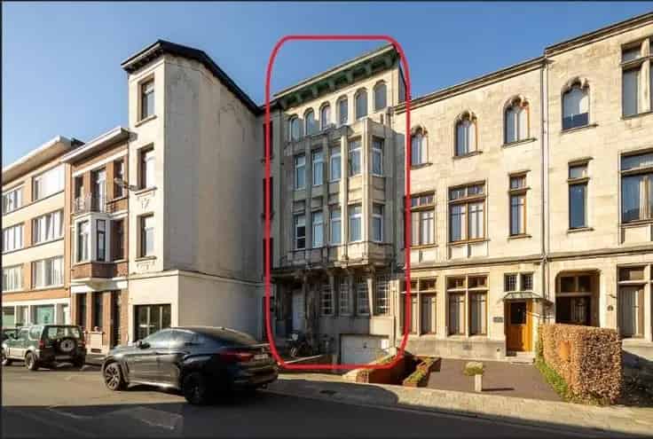 Huis Te Koop: Statig Huis met Tuin en Parking