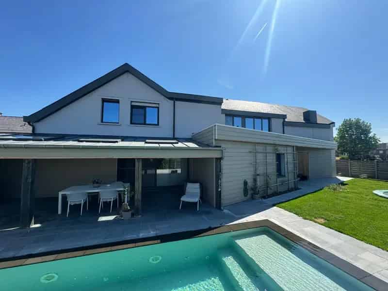 Gerenoveerde woning met zwembad te koop