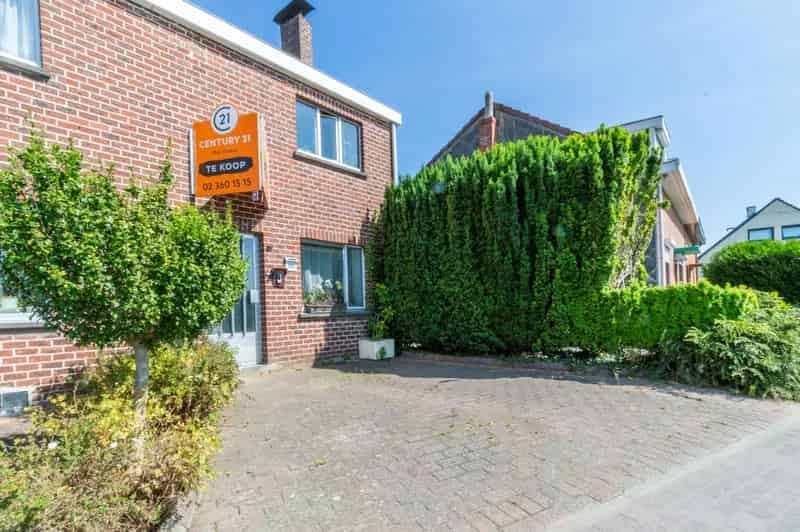 Te Koop: Charmante Driegevelwoning met 2 slaapkamers en Tuin