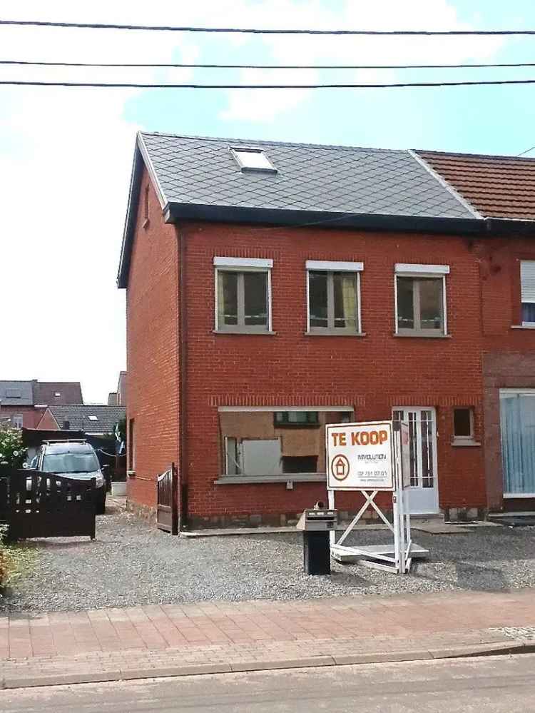 Te renoveren 3-gevelwoning met ruime oprit en tuin.