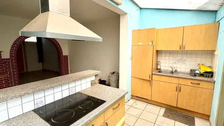 Te renoveren woning met garage en tuin te Lievegem