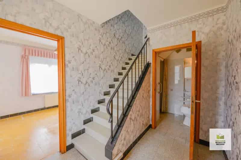 Renovatieproject: Halfopen woning 4 slaapkamers 778m²