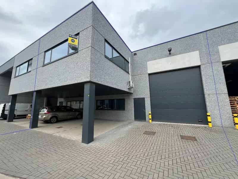 Zeer goed gelegen moderne industriehal van +/- 212m² (+ 36m² kantoorruimte)