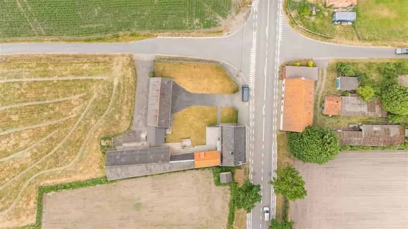 Boerderijhoeve te koop met bijgebouwen en weide