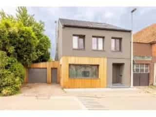 Huis te koop - Gerenoveerde woning met 3 slaapkamers en tuin