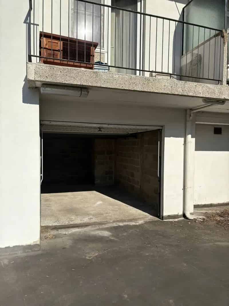 Ruime Afgesloten Garagebox Direct Beschikbaar