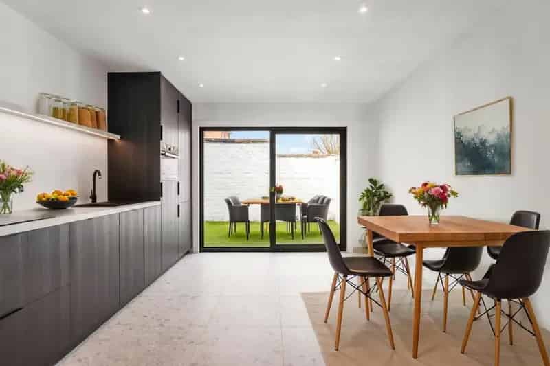 Gererenoveerde Rijwoning 3 Slaapkamers Zonnepanelen Izegem