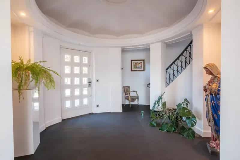 Huis te koop Deerlijk: Exclusieve villa met 8 slaapkamers en zwembad