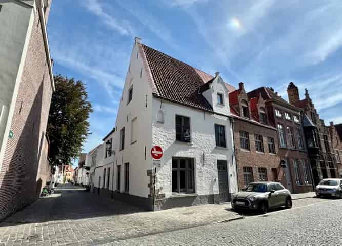 Huis te Koop Brugge: 3 Slaapkamers, Duplexstudio & Stadskoer